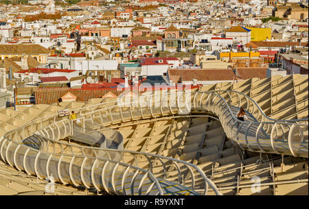 METROPOL PARASOL LA ENCARNACION PLATZ SEVILLA Spanien gekrümmte GEHWEG AUF DER OBERSTEN EBENE DER STÜCKLISTE UND EIN BLICK AUF DIE STADT Stockfoto