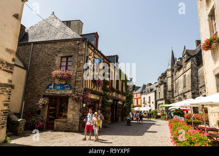 Rochefort-en-Terre, Frankreich. Eine Straße von Rochefort, einer der schönsten Städte der Bretagne (Bretagne) Stockfoto