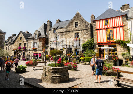 Rochefort-en-Terre, Frankreich. Eine Straße von Rochefort, einer der schönsten Städte der Bretagne (Bretagne) Stockfoto