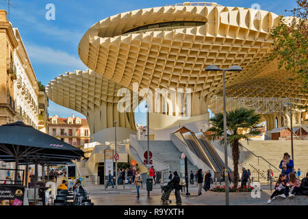 METROPOL PARASOL LA ENCARNACION PLATZ SEVILLA SPANIEN AM FRÜHEN MORGEN MIT MENSCHEN AUF DEM PLATZ Stockfoto