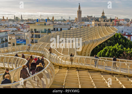 METROPOL PARASOL LA ENCARNACION PLATZ SEVILLA Spanien Gehweg auf der obersten Ebene der Stückliste mit Touristen, die auf der Suche nach dem Turm Giralda Stockfoto