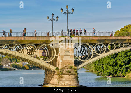 Sevilla Spanien Menschen Überqueren der Triana Brücke über den Guadalquivir Fluss Stockfoto