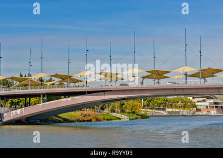 Sevilla Spanien die Puente del CRISTO DE LA EXPIRACION oder cristo Brücke über den Guadalquivir Fluss Stockfoto