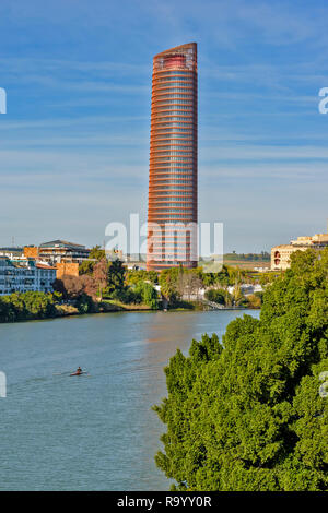 Sevilla Spanien Sevilla oder CAJASOL TURM AM UFER DES GUADALQUIVIR FLUSSES Stockfoto