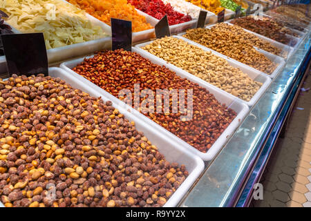 Gesalzene, geröstete Erdnüsse. Cashew und andere Muttern auf dem Markt. Stockfoto