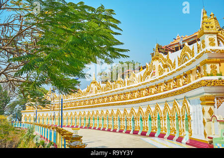 Markante Kolonnaden des U Min Thonze Tempel mit reich vergoldeten Muster und zahlreiche Bilder von Lord Buddha, in Nischen, Sagaing, Myanmar. Stockfoto