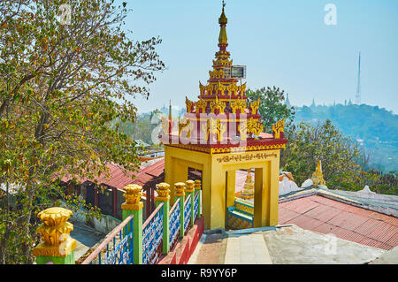 SAGAING, MYANMAR - 21. FEBRUAR 2018: Die farbigen Pavillon in U Min Thonze Tempelanlage mit pyatthat Dach und kleinen hti Schirm auf der Oberseite, auf Februa Stockfoto