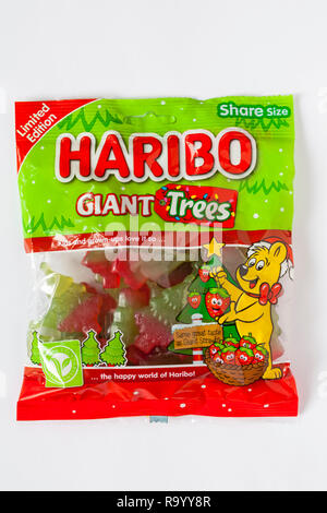 Paket der Limited Edition Haribo riesige Bäume bereit für Weihnachten isoliert auf weißem Hintergrund Stockfoto