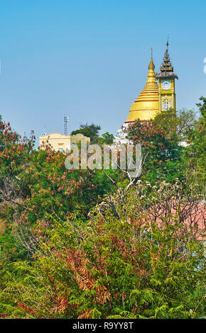 Die Mittelalterlichen goldenen Stupa und Glockenturm von bald Oo Ponya Shin Paya (Gipfel Pagode) hinter dem üppigen Grün der Sagaing Hill, Myanmar. Stockfoto