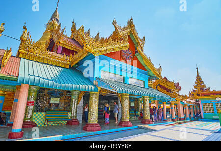 SAGAING, MYANMAR - 21. FEBRUAR 2018: Die kunstvolle Bild Haus mit pyatthat Dach, Spalten mit feinen mirrorwork, farbige Gemälde und kunstvollen Schnitzereien Stockfoto