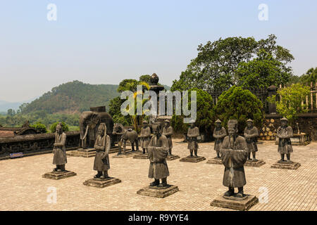 Grab von Khai Dinh, guardian Statuen, Hue, Vietnam Stockfoto