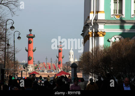 Auf dem Schlossplatz und der Newa in die twin Rostrasäulen, dass die Naval Museum in St. Petersburg, Russland. Sie wurden im Jahr 1810 als Leuchttürme und das Gas Fackeln an der Oberseite sind leuchtet noch bis zu besonderen Anlässen. Die Einsiedelei kann an der rechten Seite des Fotos zu sehen. Alan Wylie/ALAMY © Stockfoto