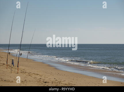 Angeln Angeln in der Strand mit klarem Horizont Stockfoto