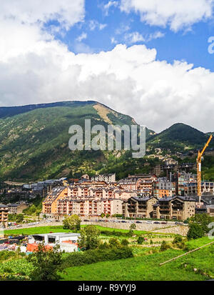 Andorra - ein Fragment der Stadt Andorra La Vella und Blick auf die Berge. Stockfoto