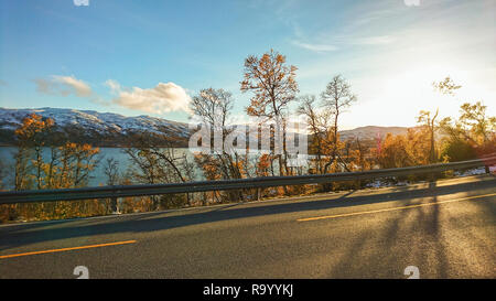 Schönen September Landschaft auf dem verschneiten Ufer eines ruhigen nördlichen Fjord in Norwegen. Stockfoto