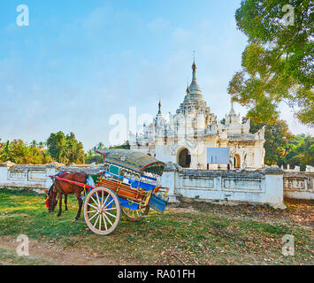 Die vintage Pferd - drawned Warenkorb der Touristen an der malerischen Desada Taya Pagode wartet - die alte weiße Tempel von Ava (inwa), Myanmar. Stockfoto