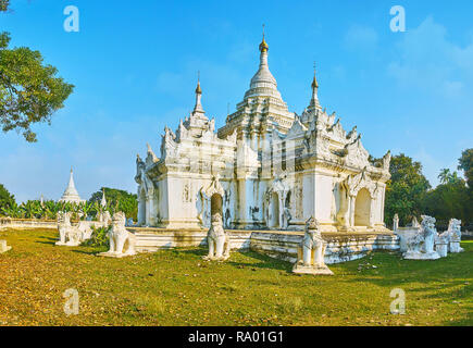 Die weißen Komplex von Desada Taya Pagode lockt Touristen mit seinen kunstvoll geschnitzten Verzierungen, interessante Architektur und die malerische Umgebung, EIN Stockfoto