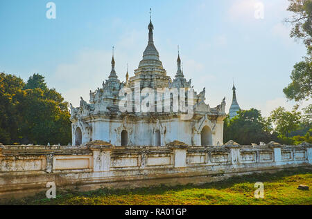 Das prunkvolle weiße Tempel und Stupa von historischen Desada Taya Komplex, zu den Ländereien der Ava (inwa), Myanmar. Stockfoto