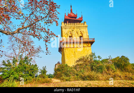 Die Ruinen des königlichen Palast in Ava (inwa) mit schiefen Nanmyin Wachturm, von üppigem Grün umgeben, Myanmar erhalten. Stockfoto