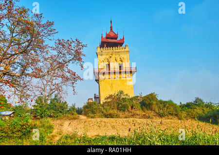 Den schiefen Nanmyin Turm ist der Teil der königlichen Palast, heute ist es das einzige erhaltene architektonische Details, Ava, Myanmar. Stockfoto