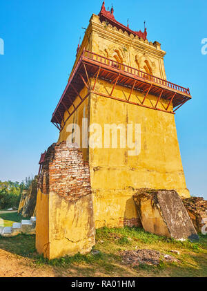 Der Nanmyin Wachtturm Ort, in Ava befindet, ist touristisches Wahrzeichen der alten königlichen Stadt, Myanmar. Stockfoto