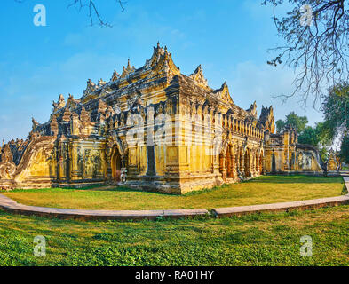 Die reich verzierten alten Gebäude von Maha Aungmye Bonzan Kloster ist berühmt für seine architektonische Gestaltung und in der königlichen Stadt von Ava, Myanmar. Stockfoto