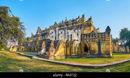 Panorama der herrlichen Gebäude der historischen Maha Aungmye Bonzan Kloster, auch bekannt als Mai Nu Eiche Kyaung oder Backstein Kloster, Ava, Myanmar. Stockfoto