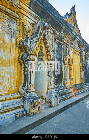 Die geschnitzten Wand- und traditionelle burmesische Türrahmen des historischen Maha Aungmye Bonzan Kloster, Ava, Myanmar. Stockfoto