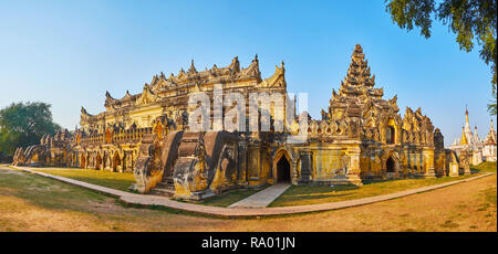 Panorama von Maha Aungmye Bonzan Klosteranlage, berühmt für seine einzigartigen geschnitzten Dekoren und in der königlichen Stadt, Ava, Myanmar. Stockfoto