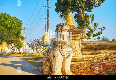 Die alte Statue des chinthe - der Löwe oder leogryph Hüterin des Maha Aungmye Bonzan Kloster in Ava, Myanmar. Stockfoto