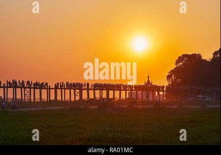 Romantischer Sonnenuntergang über U-Bein Brücke - die Holzkonstruktion über Taungthaman See, eines der Wahrzeichen von Mandalay sehen muss Vorort, Amarapura, Mya Stockfoto