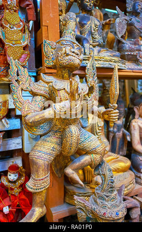 Die vergoldete Wand Skulptur von Tosakan Teufel König ist mit Glas inlay eingerichtet und in der Werkstatt von Shwe --gui-do-Viertel, Mandalay, Myanmar. Stockfoto