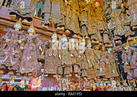 MANDALAY, MYANMAR - 21. FEBRUAR 2018: Sammlung von Marionetten von Nats (Spirituosen) in herrlicher Kleidung, mit Flitter und Stickerei, Speichern von Sh eingerichtet Stockfoto