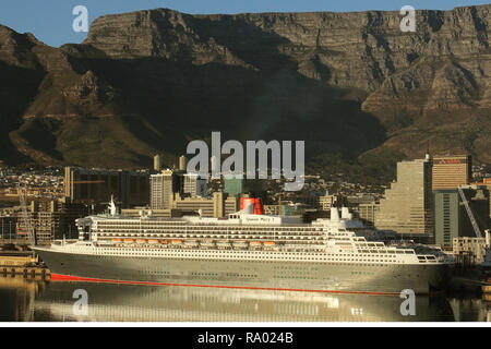 Die "Queen Mary 2" vertäut im Hafen von Kapstadt mit dem Spiegelbild im Wasser und den Tafelberg. Stockfoto