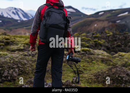 Fotograf holding DSLR-Kamera in die Berge von Island Stockfoto