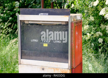 Alte Tankstelle in der Tschechischen Republik auf dem Land Stockfoto