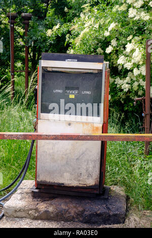 Alte Tankstelle in der Tschechischen Republik auf dem Land Stockfoto