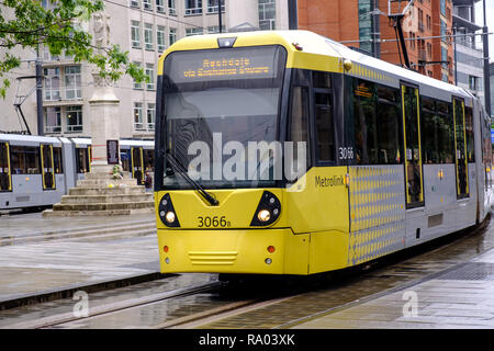 Straßenbahn in St. Peters Square Bahnhof Metrolink, Manchester UK Stockfoto
