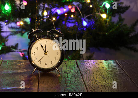 Weihnachten Komposition mit gekleidet Weihnachtsbaum im Hintergrund. Stockfoto