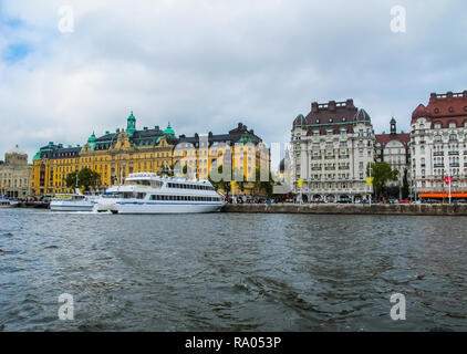 Panoramablick von der touristischen Ausflugsboot zum Pier mit Booten und die schönen Gebäude des Stromkayen im Zentrum von Stockholm Schweden Stockfoto