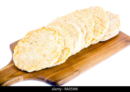 Frozen raw Kartoffelpuffer auf Schneidebrett für das Kochen. Studio Foto Stockfoto