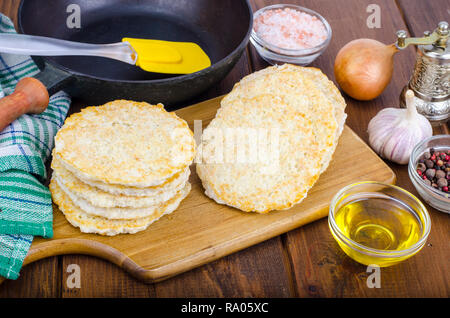 Frozen raw Kartoffelpuffer auf Schneidebrett für das Kochen. Studio Foto Stockfoto