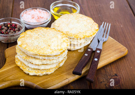 Frozen raw Kartoffelpuffer auf Schneidebrett für das Kochen. Studio Foto Stockfoto