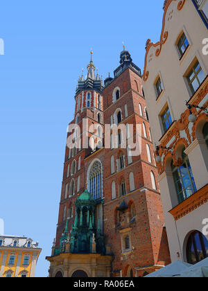 St.-Mary's-Kirche in Krakau, Polen. Bekannt als die Mariacki es auf dem Marktplatz mit seinem märchenhaften Türme zu einem Wahrzeichen in der Stadt steht. Stockfoto