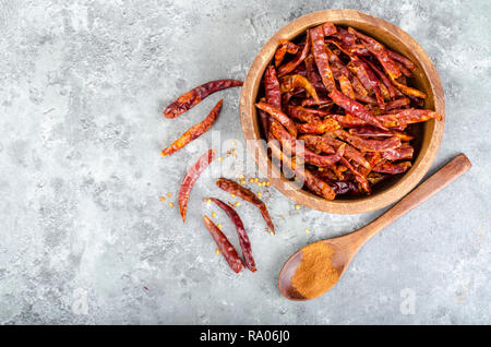 Paar kleine getrocknete rote Chilischoten. Studio Foto Stockfoto