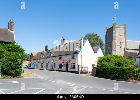 13. Jahrhundert King's Head Inn und Kirche St. Bartholomä, Front Street, Orford, Suffolk, England, Vereinigtes Königreich Stockfoto