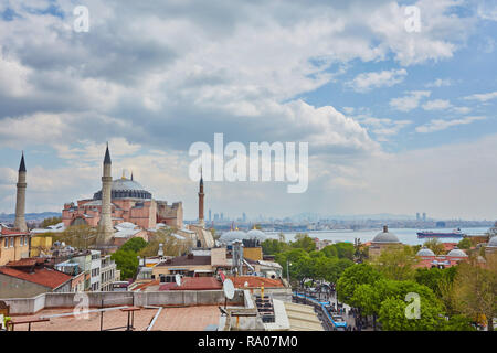 Die Hagia Sophia in Istanbul. Basilika der Hagia Sophia ist eine der bekanntesten Sehenswürdigkeiten in der Türkei. Die Hagia Sophia oder der Hagia Sofia auf dem Hintergrund des blauen Himmels. Sc Stockfoto