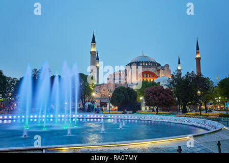 Schöne Hagia Sophia und Hamam in Istanbuls Altstadt timelapse mit blau beleuchteten Brunnen, Sultanahmet, Türkei. Reflexion auf dem Wasser Stockfoto