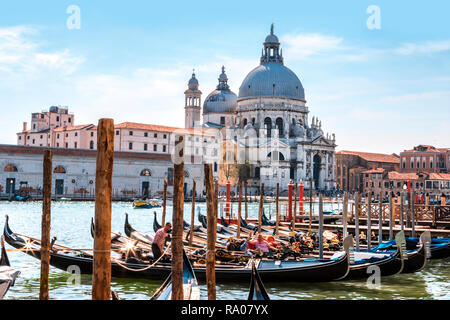 Venedig Canal Grande mit Blick auf die gondelbahn Marina und der barocken Kirche Santa Maria della Salute, Italien Stockfoto