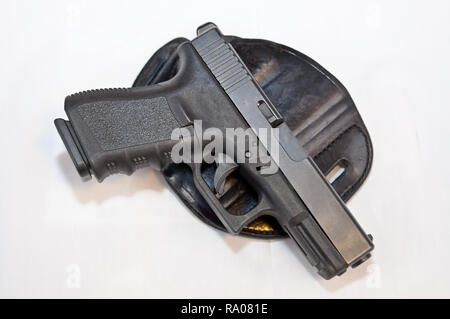 Ein schwarzes 9-mm-Pistole Verlegung in einem Holster, schwarz mit einem weißen Hintergrund. Stockfoto